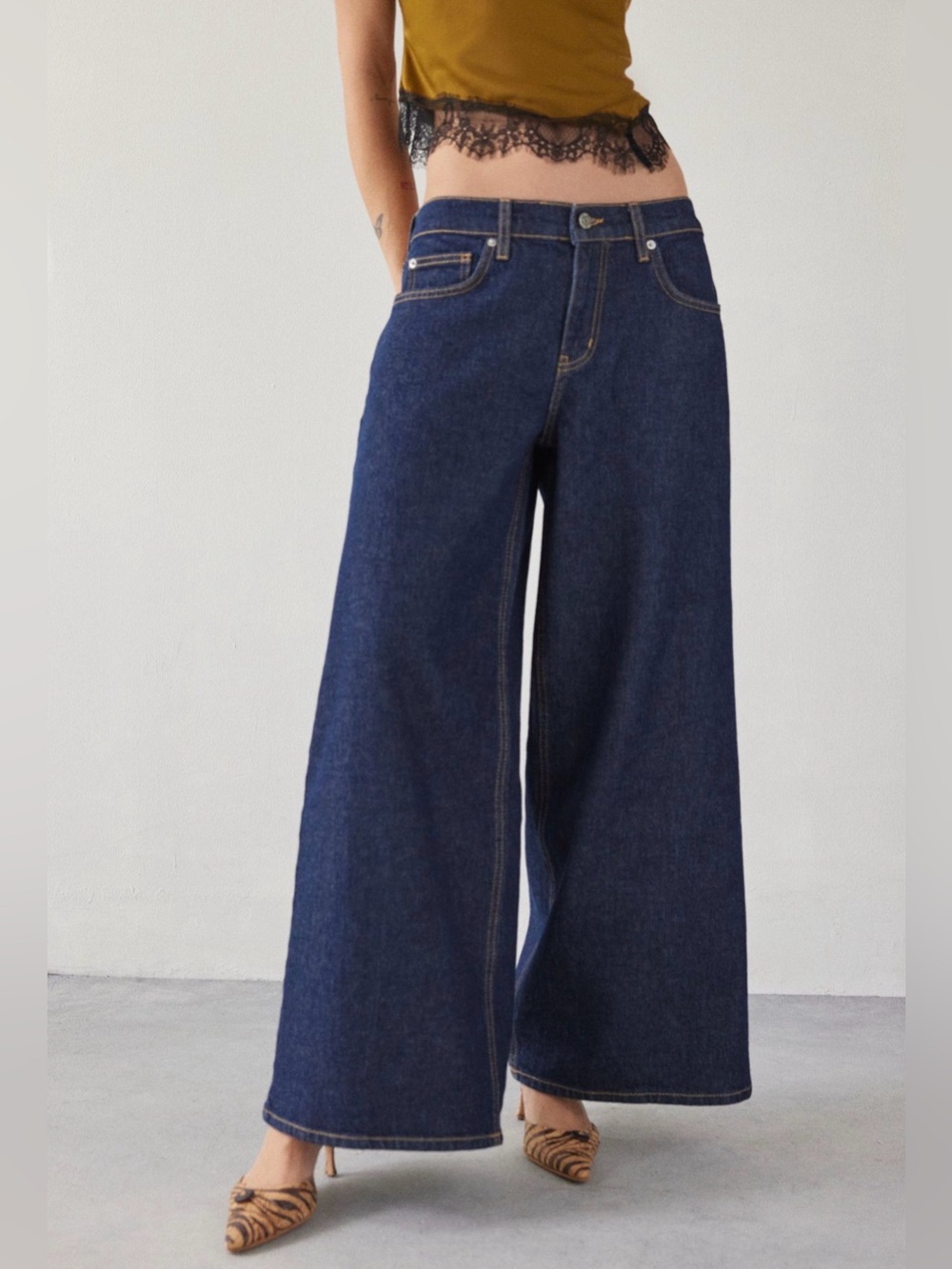 BDG Joey full length wide leg Jean baggy size 26 dark denim wash